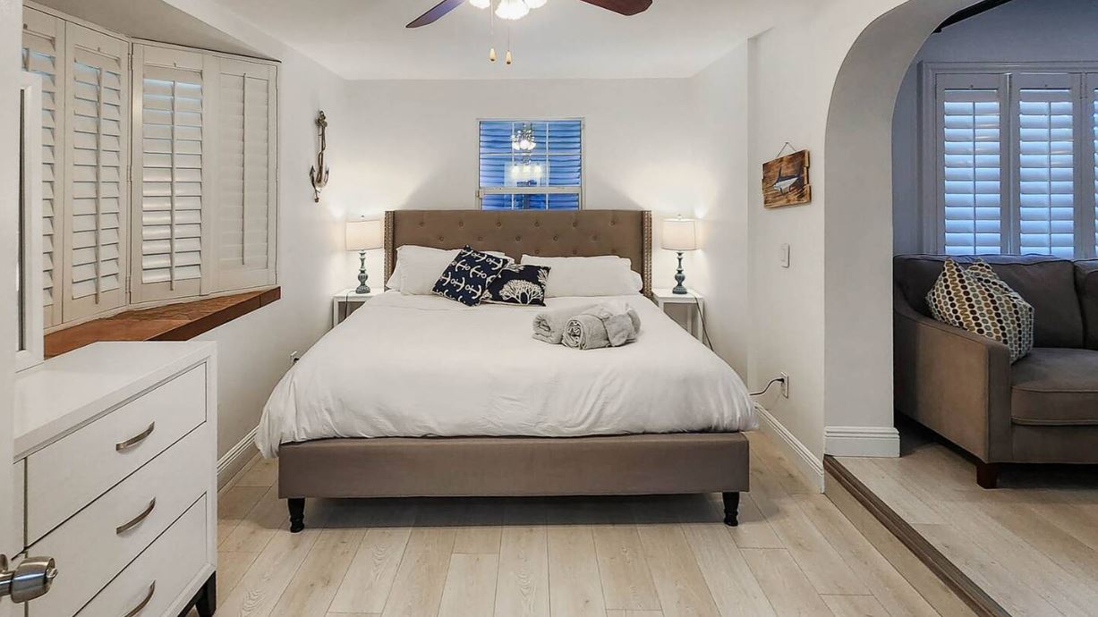 Bedroom before renovation